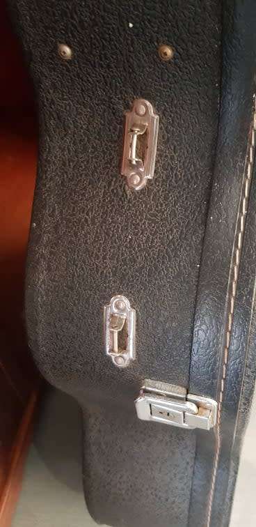 VINTAGE GUITAR CASE NO HANDLE