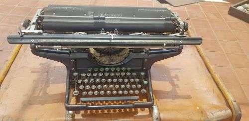 ANTIQUE UNDERWOOD WIDE CASE TYPEWRITER.