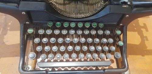 ANTIQUE UNDERWOOD WIDE CASE TYPEWRITER.
