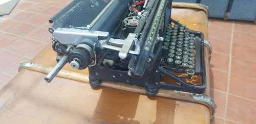 ANTIQUE UNDERWOOD WIDE CASE TYPEWRITER.