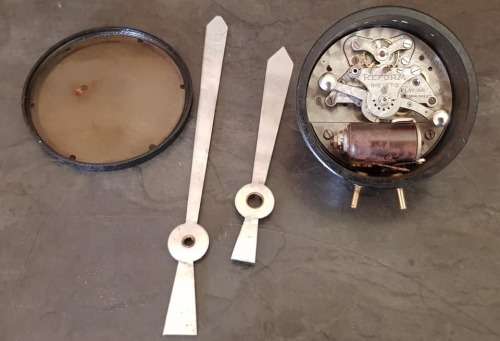 VINTAGE SWISS REFORM ELECTROMAGNETIC STATION CLOCK WORKS FOR REPAIR
