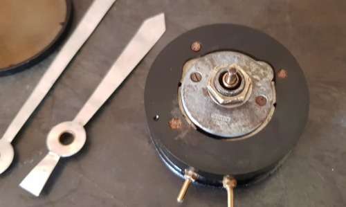 VINTAGE SWISS REFORM ELECTROMAGNETIC STATION CLOCK WORKS FOR REPAIR