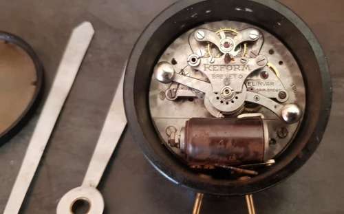 VINTAGE SWISS REFORM ELECTROMAGNETIC STATION CLOCK WORKS FOR REPAIR