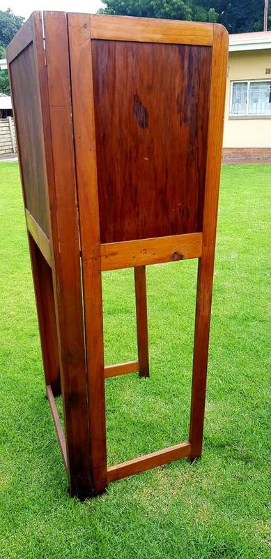 OLD OAK COLLAPSABLE BOOTH EXCLUDING TELEPHONE