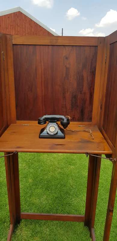 OLD OAK COLLAPSABLE BOOTH EXCLUDING TELEPHONE