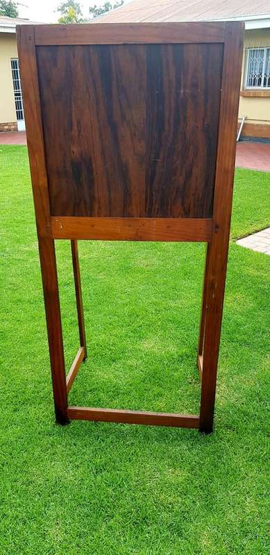 OLD OAK COLLAPSABLE BOOTH EXCLUDING TELEPHONE