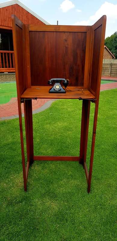 OLD OAK COLLAPSABLE BOOTH EXCLUDING TELEPHONE