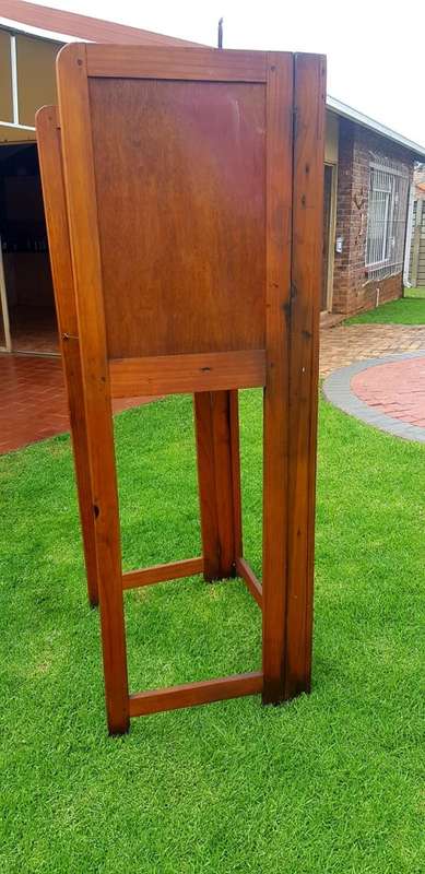 OLD OAK COLLAPSABLE BOOTH EXCLUDING TELEPHONE