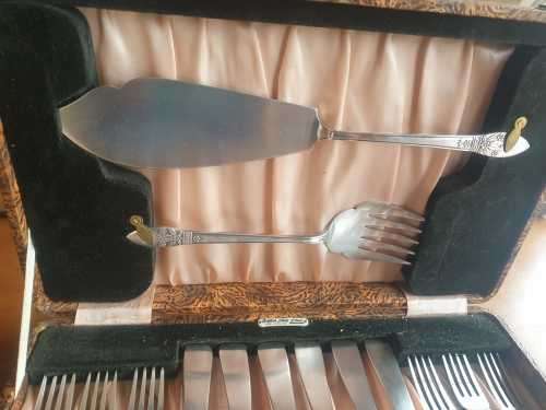 EXCELLENT DAINTY ANGORA PLATE FISH SERVING SET.