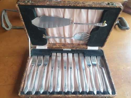 EXCELLENT DAINTY ANGORA PLATE FISH SERVING SET.
