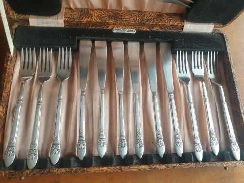 EXCELLENT DAINTY ANGORA PLATE FISH SERVING SET.