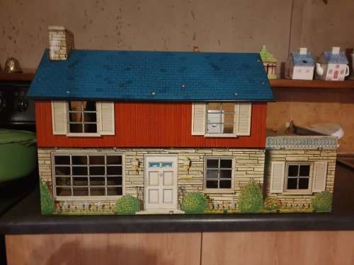 VINTAGE LARGE TINPLATE DOLL HOUSE MADE IN JAPAN, FURNITURE EXCLUDED. 630 X 200 X 400 MM HIGH