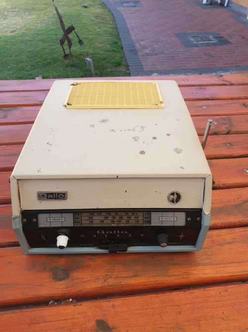 VINTAGE GALLO GALAXY PICNIC RADIO/ RECORD PLAYER.