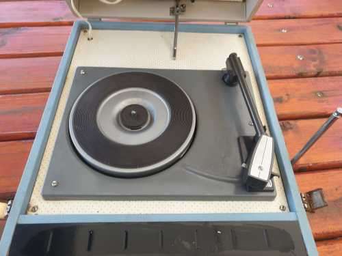 VINTAGE GALLO GALAXY PICNIC RADIO/ RECORD PLAYER.