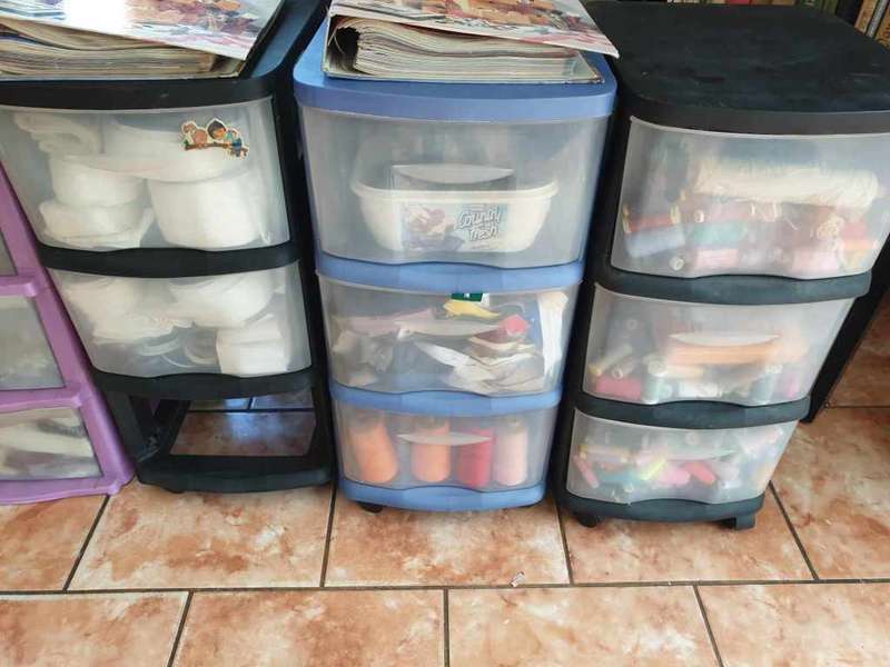 LOTS OF ACCESSORIES FOR SEWING INCLUDING STORAGE