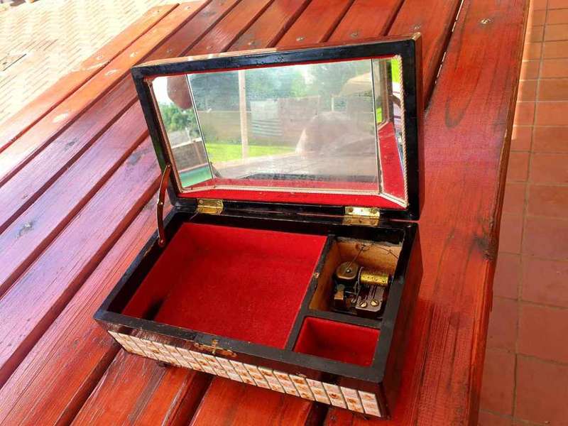VINTAGE JAPANESE BLACK LAQUER MUSIC JEWELRY BOX