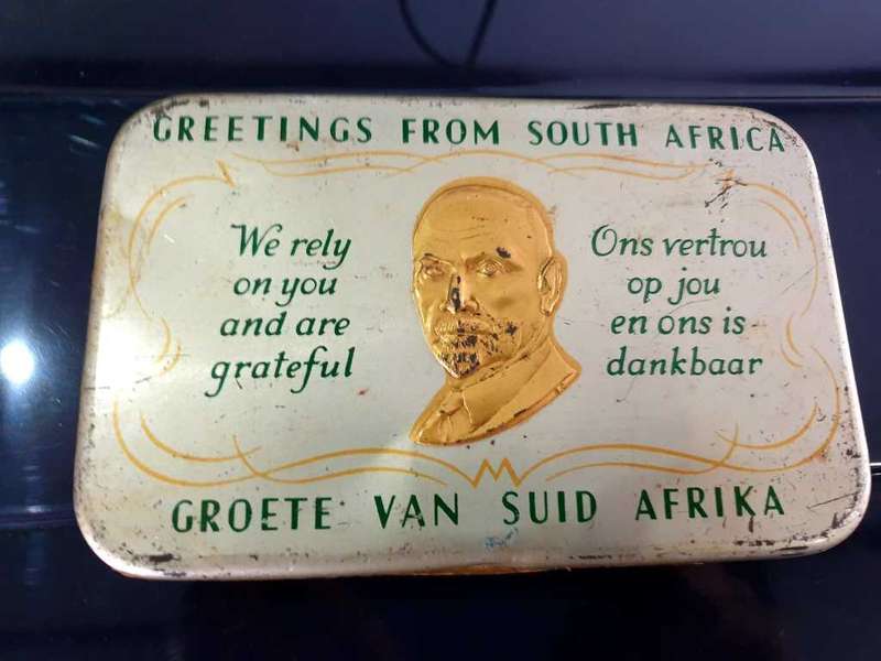 RARE WW2 HALF POUND CHOCOLATE 1940 TIN WITH CHOCOLATE SLAB INTACT.