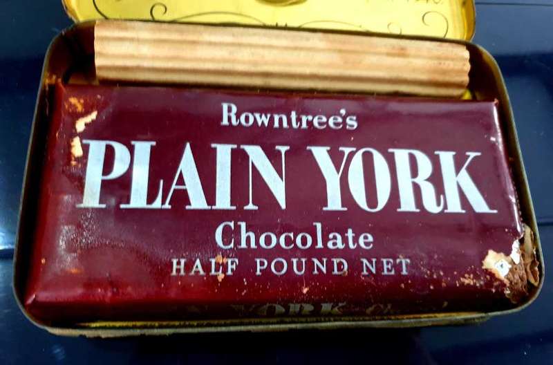 RARE WW2 HALF POUND CHOCOLATE 1940 TIN WITH CHOCOLATE SLAB INTACT.