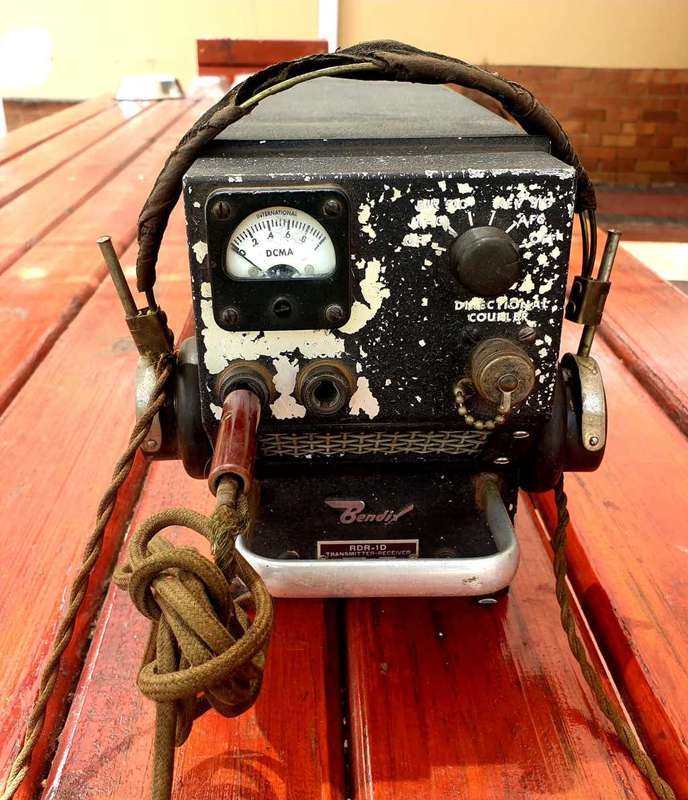 VINTAGE BENDIX AIRCRAFT RECEIVER TRANSMITTER INCLUDING WW2 HEADSET.