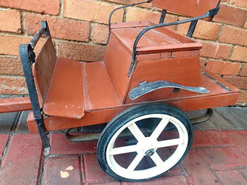 VINTAGE HAND BUILT KIDDIES CART WITH TINPLATE HORSE