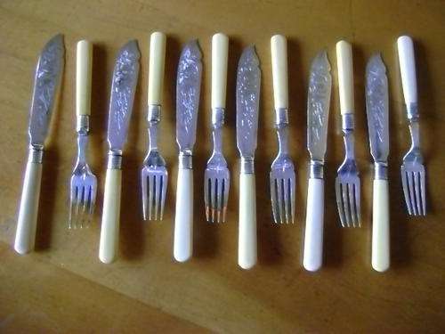 SET OF HALLMARKED FISH FORKS AND KNIVES