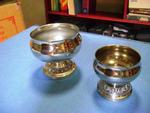 PAIR OF NUT BOWLS