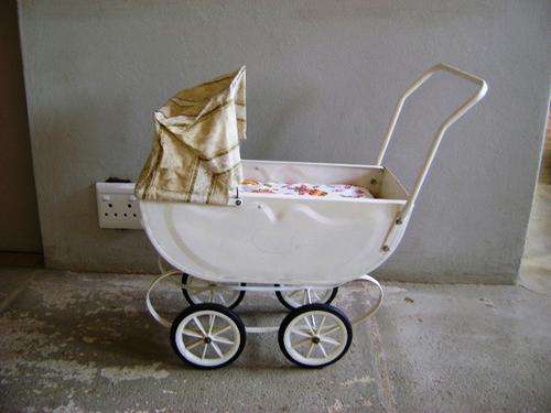 SMALL VINTAGE TINPLATE DOLL PRAM WITH SPOKE WHEELS