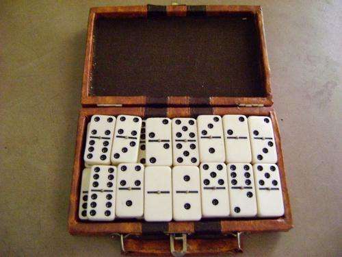 VINTAGE FULL SIZE BAKELITE DOMINO SET IN CASE