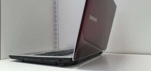 Samsung R730 - 1000GB Hard Drive, 4GB Ram, Windows 10 Pro x64 **
