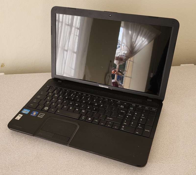 TOSHIBA C850 - CORE i3 | 640GB HDD | 4GB RAM | WINDOWS 10 PROFESSIONAL X64