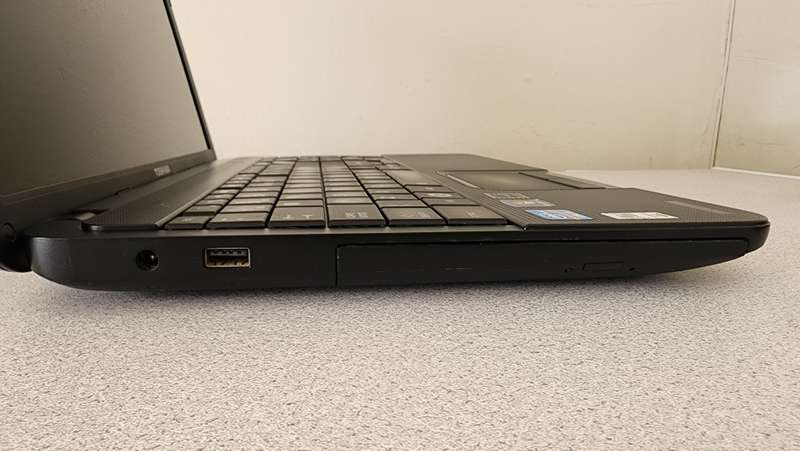 TOSHIBA C850 - CORE i3 | 640GB HDD | 4GB RAM | WINDOWS 10 PROFESSIONAL X64