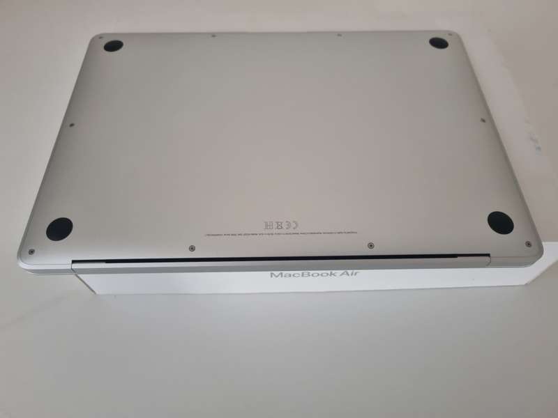 2020 Apple MacBook Air 13-inch M1 8-Core CPU, 7-Core GPU (8GB Unified RAM, 256GB SSD, Silver)