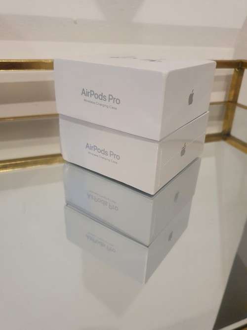 AIRPODS PRO *** DISPLAY PAIR ** READ!!