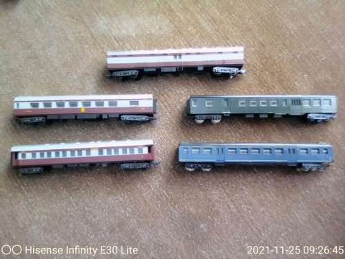 Lima Rolling stock 5 x coaches!!