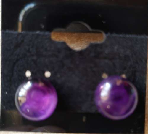 Sterling silver stud earrings with Amethysts. E56