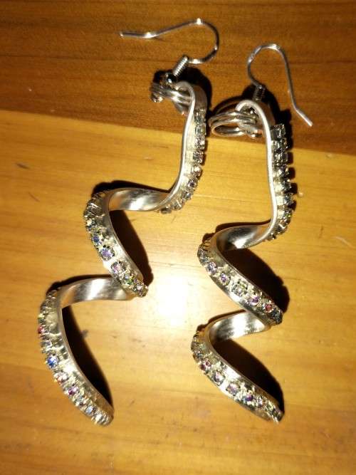 Twist crystal earrings. E107