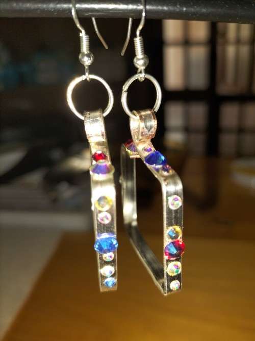 Square crystal earrings. E108