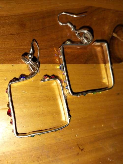 Square crystal earrings. E108