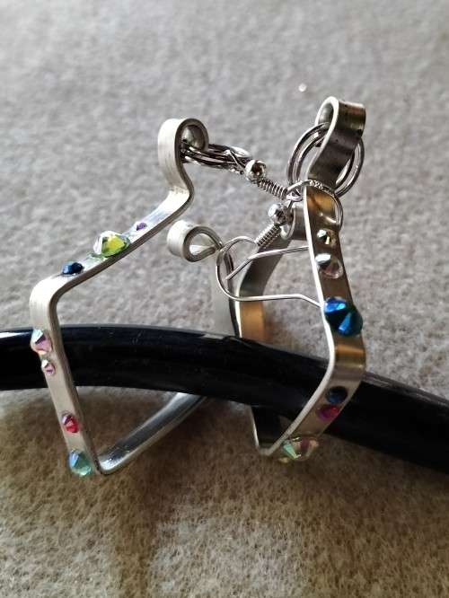 diamond shaped crystal earrings. E109