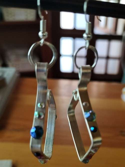 diamond shaped crystal earrings. E109