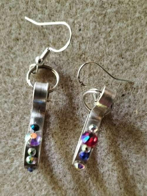Small freeform oval crystal earrings. E110