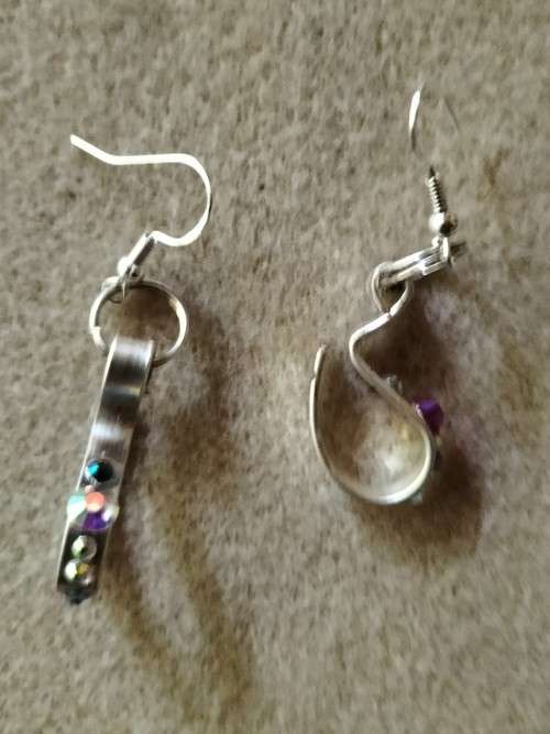 Small freeform oval crystal earrings. E110