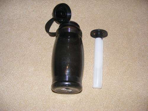 Cold drink bottle with freezable inner core