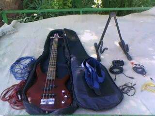 Electric 4 string bass guitar with extra's