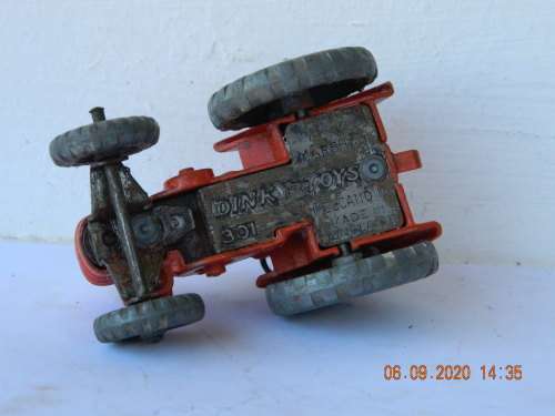 DINKY TOYS -  301  -  FIELD MARSHALL TRACTOR