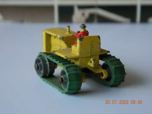 MATCHBOX  SERIES -  8a -  CATERPILLAR TRACTOR