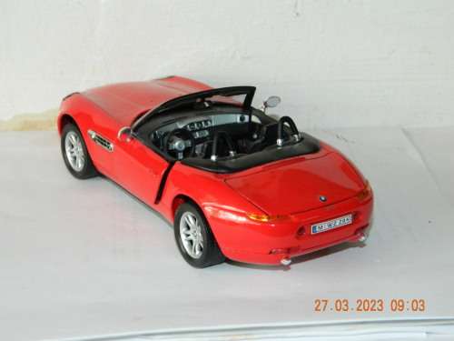 WELLY  -  2084 -  BMW Z8        1-24 SCALE