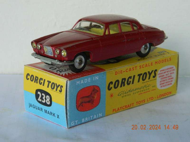 CORGI TOYS  -  238  -  JAGUAR SALOON MK. 10