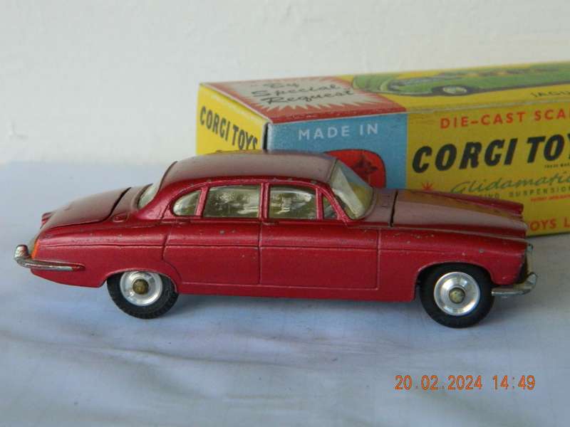 CORGI TOYS  -  238  -  JAGUAR SALOON MK. 10