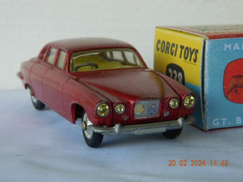 CORGI TOYS  -  238  -  JAGUAR SALOON MK. 10
